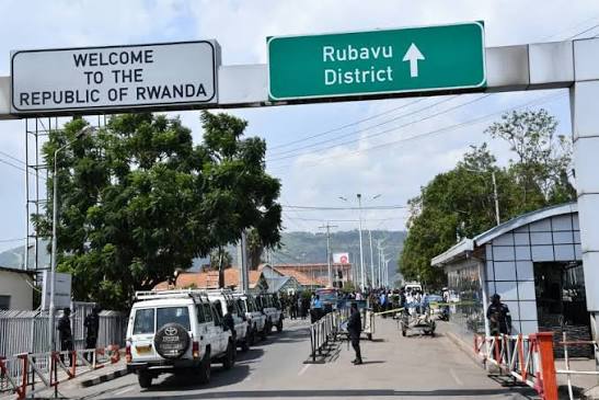 Rwanda–RDC : Kigali ferme ses frontières terrestres et interdit l’entrée aux voyageurs en provenance de la RDC en raison d’Ebola.