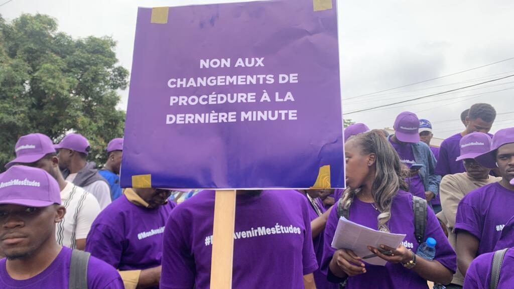Cameroun : manifestation devant l’ambassade de France à Yaoundé, les étudiants dénoncent le durcissement des conditions d’obtention du visa